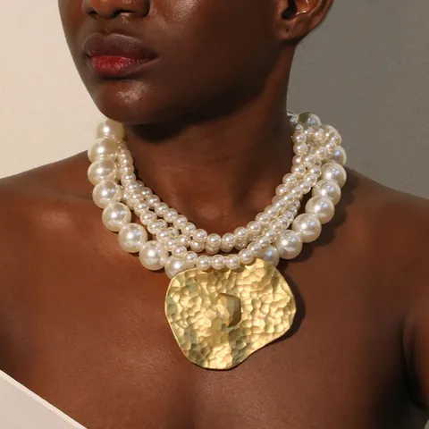 Mehrlagige Kunstperlen Kette Für Damen Vintage Klobig Gold Gehämmerte Legierung Anhänger Statement Halskette OT Verschluss Chic Schmuck