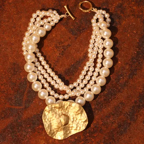 Mehrlagige Kunstperlen Kette Für Damen Vintage Klobig Gold Gehämmerte Legierung Anhänger Statement Halskette OT Verschluss Chic Schmuck