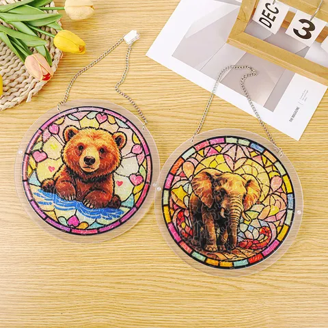 Capteur de Soleil Rond en Acrylique Style Vitrail Ornement Suspendu Avec Chaîne Métallique Puzzle Animal Pendentif Décoratif pour Maison Fenêtre