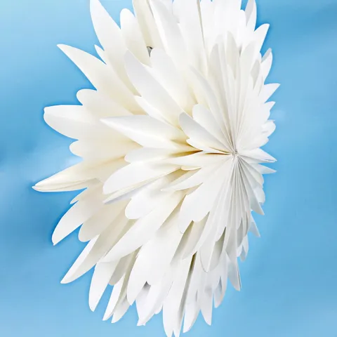 Décoration Suspendue Éventail de Flocon de Neige en Papier 3D Fleurs en Papier Pliables Blanc Rouge Pour Mariage Anniversaire Baby Shower Noël Décoration de Fête à la Maison