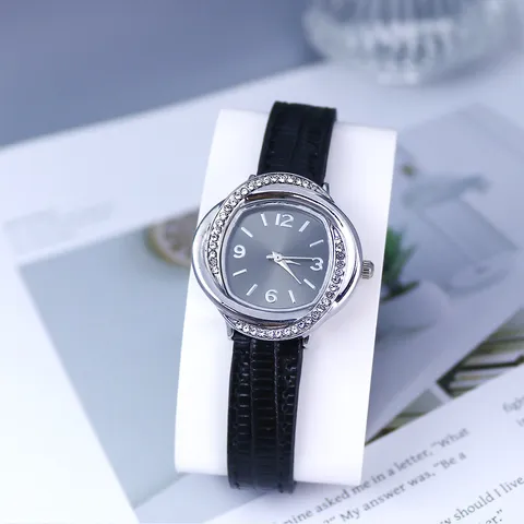Mode Dames Quartz Horloge Strass Ingelegd Bloem Wijzerplaat Gepersonaliseerd Trendy Dames Horloge PU Lederen Band Polshorloge