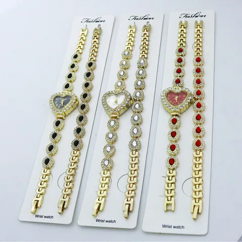 Coffret Montre Bracelet Quartz Femme Forme de Coeur Alliage Strass Montre Élégante Avec Bracelet Assorti Cadeau Pour Femme