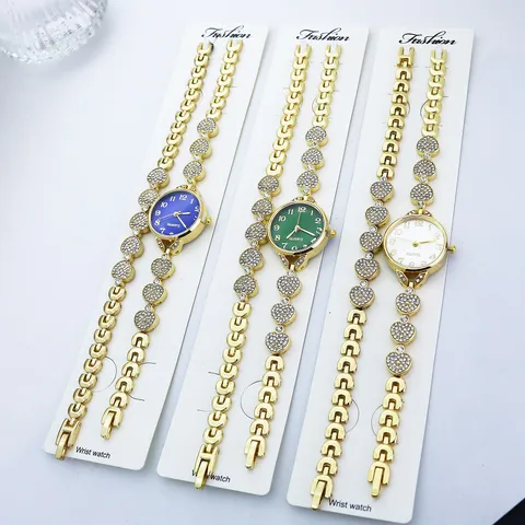 Damen Mode Quarzuhr Und Armband Set Gold Legierung Strass Kleines Zifferblatt Analoge Armbanduhr Set Damen Schmuck