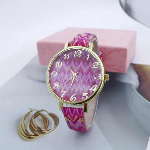 Fashion Casual Quartz Watch For Women Vibrant Dopamine Wavy Pattern Round Dial Alloy Case Faux Leather Band Analogue Digital Wristwatch
