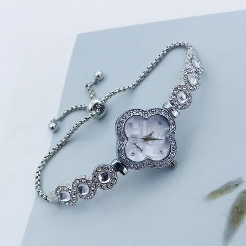 Mode Klavertje Vier Strass Armbandhorloge Voor Vrouwen Elegant Quartz Uurwerk Legering Verstelbare Trekketting Sieraden Cadeau