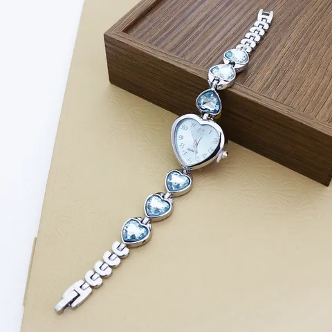 Dames Hartvormig Strass Armbandhorloge Mode Elegant Quartz Horloge Niche-ontwerp Legering Sieraden Dames Horloge