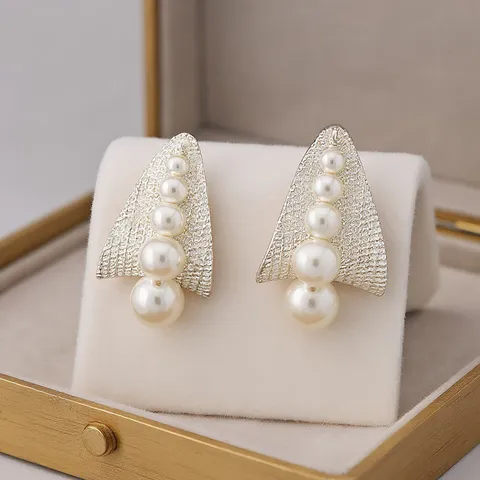 Boucles d'Oreilles Clous en Perles Artificielles Personnalisées Style Ins Rétro Occidental Triangle Géométrique Bijoux en Cuivre Électroplaqué
