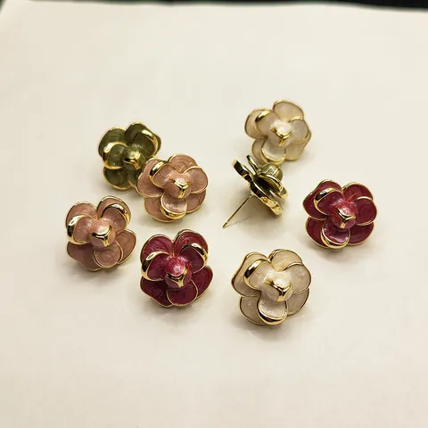 Boucles d'Oreilles Clous en Émail Camélia Rétro Pour Femme Design Fleur à Trois Couches Style Hong Kong Bijoux en Alliage