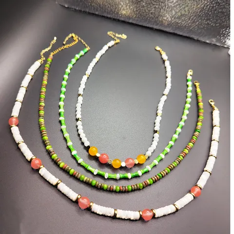 Collier Ras du Cou Bohème Rétro en Pierre Naturelle et Coquillages Perlés pour Femmes Bijoux de Chaîne de Clavicule avec Pendentif en Coquillage