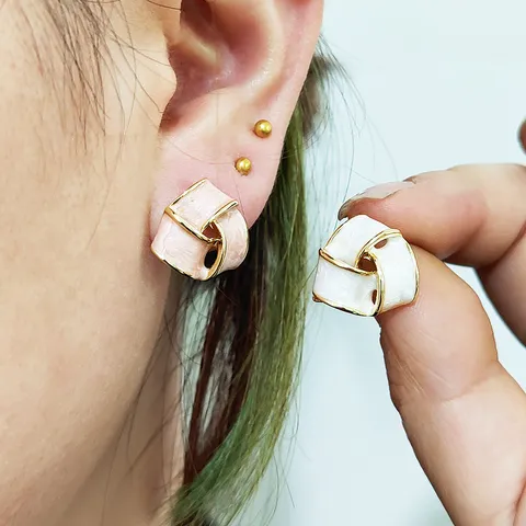 Boucles d'Oreilles Clous Géométriques Triangulaires en Alliage Émaillé Design de Niche Avec Tige en Argent Sterling 925 Bijoux Frais et Doux pour Femmes