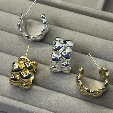 Boucles d'Oreilles Créoles Minimalistes en Cuivre Plaquées Or 18K Argent en Forme de C avec Patchwork de Cœur et Torsadées pour Femmes Bijoux Géométriques avec Strass