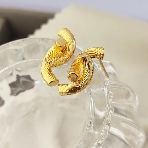 Boucles d'Oreilles Clous Géométriques Enlacées en Métal et Alliage Doré Vintage Minimaliste Bijoux de Navette Quotidienne Niche de Mode pour Femmes