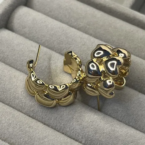 Boucles d'Oreilles Créoles Minimalistes en Cuivre Plaquées Or 18K Argent en Forme de C avec Patchwork de Cœur et Torsadées pour Femmes Bijoux Géométriques avec Strass