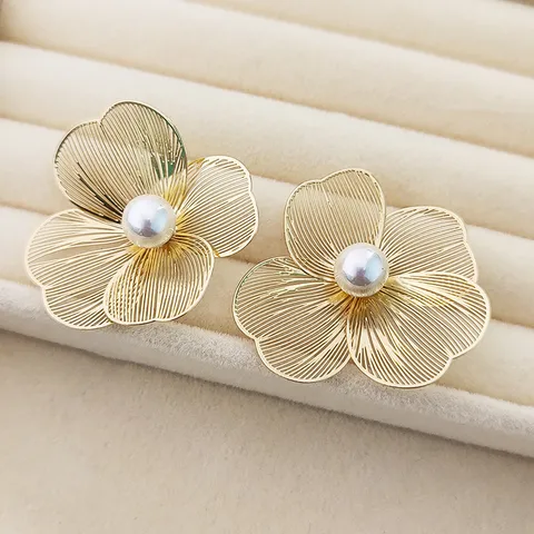 Boucles d'Oreilles Clous Camélia Évidées en Cuivre Chic Boucles d'Oreilles Perles Florales à Grand Pétale de Luxe pour Femmes Bijoux de Fête