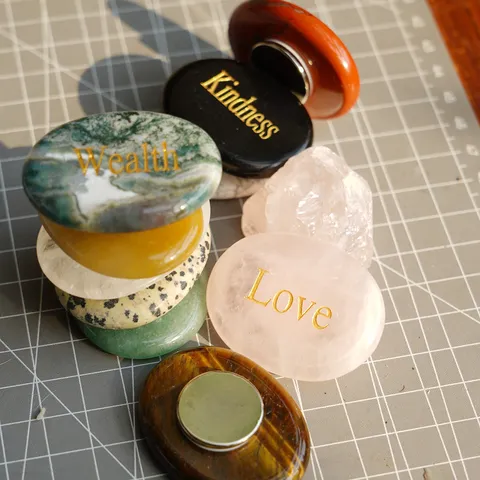 Pierre d'Énergie en Agate Cristal Naturel Aimant Gravé à la Main Mots Inspirants Gravure Dorée Pierre de Méditation Aimant de Réfrigérateur Décoration Maison Bureau