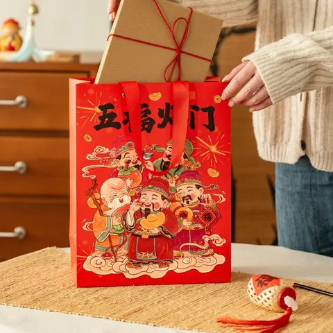 Retro Rot Weißer Karton Chinesisches Neujahr Festliche Geschenktüte Mit Bandgriff Karikatur Glücksgott Bedrucktes Muster Segen Verpackung Tragetasche Für Party Feiertag Dekoration