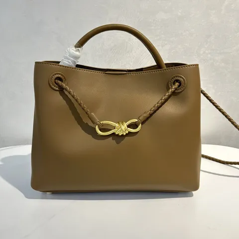 Weiche Gewellte Glatte Rindsleder Handtasche Mode Weben Metall Schleife Hardware Damen Tägliche Pendeln Eimer Tasche