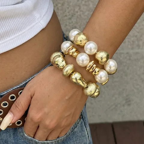 Retro Unregelmäßig Metallisch Geometrisches Perlenarmband Personalisiertes Design Temperament Legierung Harz Künstliche Perle Armreif Für Damen