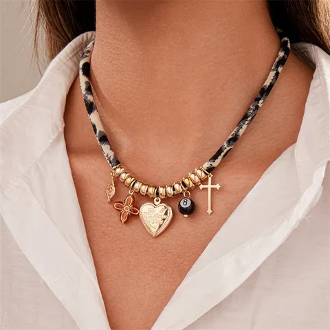 Punk Zinklegierung Leopardenmuster Samtkordel Choker Halskette Für Damen Galvanisiert Geometrisch Herz Kreuz Künstliche Perle Strass Anhänger Halskette Schmuck Geschenk