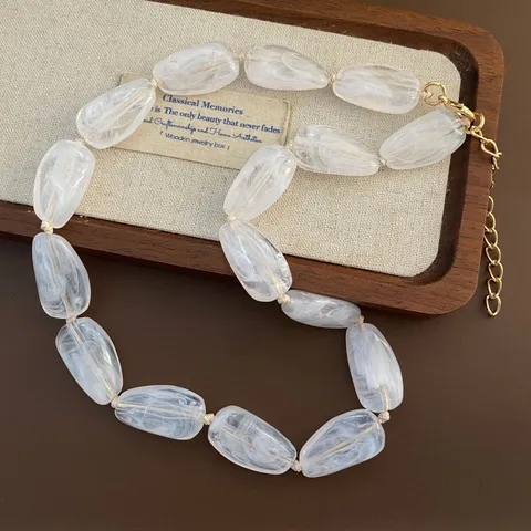 Damen Irreguläre Harz Perlenkette Marmormuster Goldverschluss Handgeperlt Choker Elegante Mode Schmuck Halskette