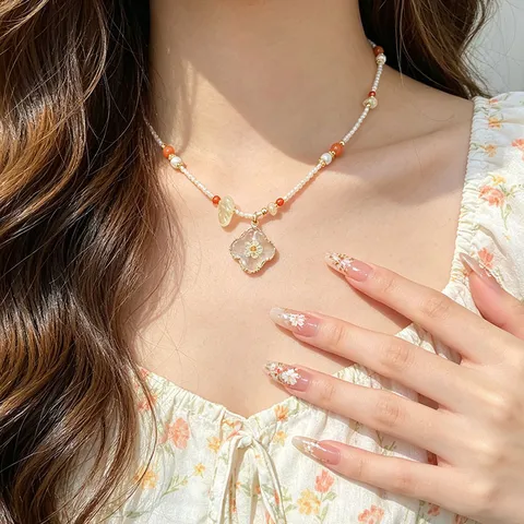 Collier Perlé en Cuivre Fait à la Main pour Femme Pierre Naturelle Résine Fleur Séchée Pendentif Trèfle Perle Artificielle Choker Bijoux