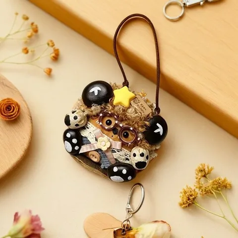 Pendentif en Peluche de Poupée de Cosse Mignone Faite Main Ornement Suspendu Jouet en Peluche Doux Décoration de Maison Cadeau pour Enfants et Filles