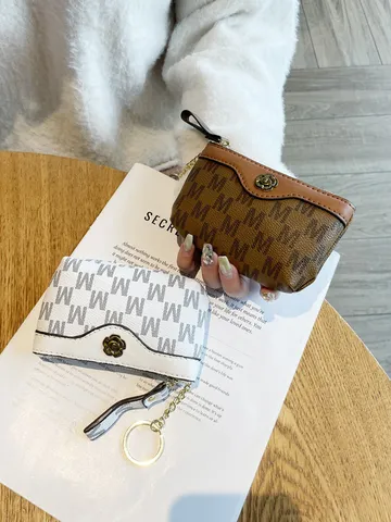 Damen Mini Kurzer Münzbeutel Süßer Monogramm Kartenhalter PVC Reißverschluss Geldbörse Mit Schlüsselanhänger Und Blumen Druckknopf