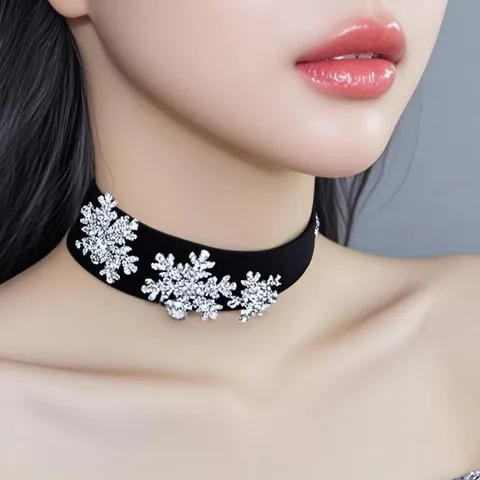 European Alloy Velvet Wide Choker Necklace With Rhinestone Snowflake Pendant Banquet Party Jewelry Women