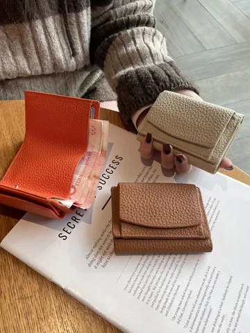 Damen Kurzes Portemonnaie Echtes Leder Dreifach Gefaltet Mini Münzbeutel RFID Kartenhalter Lässige Einfarbige Macaron Farbe Kompakte Brieftasche