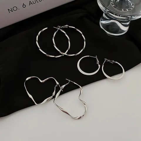 Minimalistische Herzförmige Kreis Creolen Legierung Galvanisiert Modeschmuck Geometrische Ohrringe Für Damen