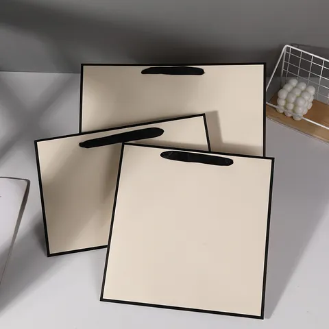 Minimalist White Cardboard Gift Bag Handheld Shopping Bag Packaging Bag For Clothing Store Party Wedding Event
