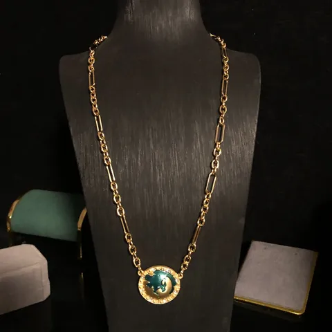 Exquisito Conjunto de Collar con Colgante de Planeta de Esmalte Pendientes Anillo Bañado en Oro Strass Elegante Juego de Joyas para Mujer