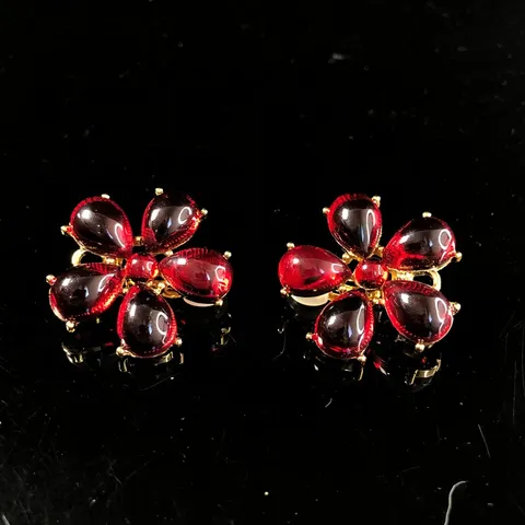 Pendientes de Botón de Resina con Cinco Pétalos de Estilo Vintage Retro en Aleación Dorada Joya Elegante de Fiesta para Mujer
