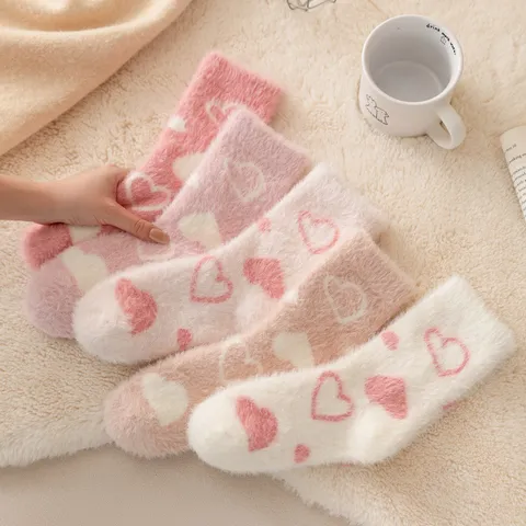 Chaussettes de Sol de Sommeil Chaudes en Peluche Épaissie pour Femmes Motif Cœur Doux Hiver Mi-Bas Polaire