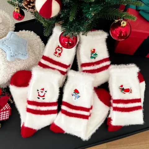 Chaussettes Mi-Mollet de Noël en Peluche Chaudes et Épaissies pour Femmes Hiver Mignon Dessin Animé Brodé Thermique Doux