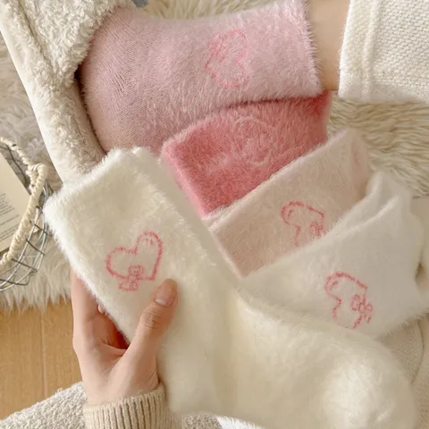 Chaussettes Mi-Hautes en Peluche Mignons pour Femmes Broderie Cœur Hiver
