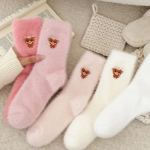 Chaussettes Mi-hautes Chaudes en Peluche Épaissies d'Hiver pour Femmes Mignonnes Broderie Vache Cartoon Sommeil Thermique