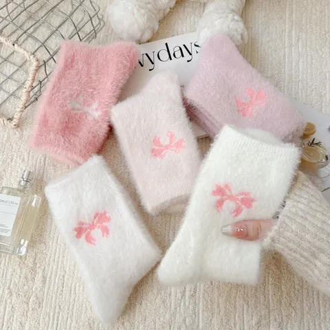Chaussettes mi-hautes en peluche avec nœud mignon pour femmes, chaussettes de sol chaudes et duveteuses d'hiver épaissies en mélange de polyester