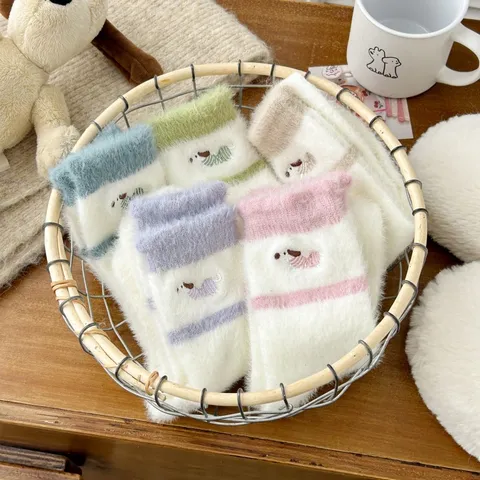 Chaussettes De Sommeil Chaudes Et Moelleuses Épaissies D'hiver Pour Femmes Mignonnes Broderie De Dessin Animé En Peluche Mi-Hauteur Chaussettes Décontractées Pour La Maison