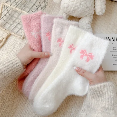 Chaussettes mi-hautes en peluche avec nœud mignon pour femmes, chaussettes de sol chaudes et duveteuses d'hiver épaissies en mélange de polyester