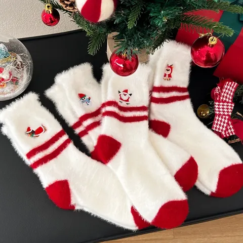 Chaussettes Mi-Mollet de Noël en Peluche Chaudes et Épaissies pour Femmes Hiver Mignon Dessin Animé Brodé Thermique Doux