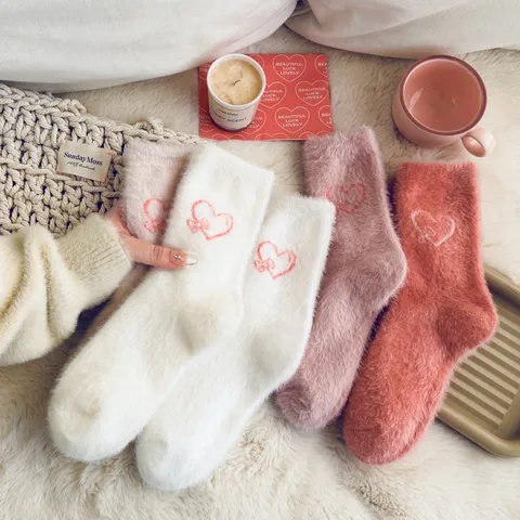 Chaussettes Mi-Hautes en Peluche Mignons pour Femmes Broderie Cœur Hiver