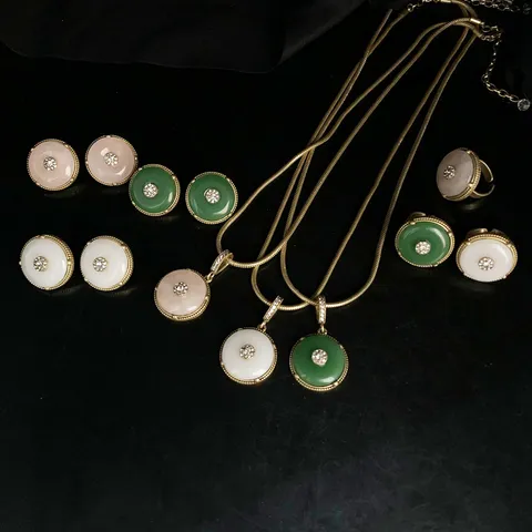 Estilo Retro Vintage Hebilla de Paz Aleación Strass Collar Pendientes Anillo Conjunto Joyería de Moda para Mujer