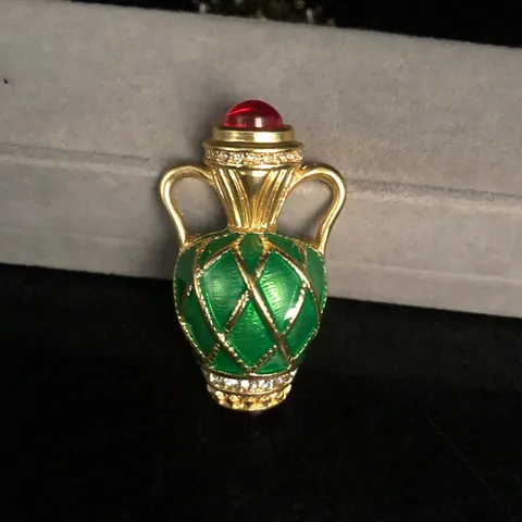French Vintage Alloy Enamel Green Vase Brooch Rhinestone Red Gemstone Elegant Pin Jewelry Gift For Women