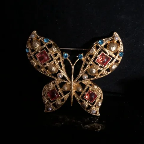 Vintage Legering Vlinder Broche Speld Met Rode Edelsteen Blauwe Strass En Parel Elegante Mode Sieraden Voor Vrouwen