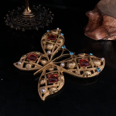 Vintage Legering Vlinder Broche Speld Met Rode Edelsteen Blauwe Strass En Parel Elegante Mode Sieraden Voor Vrouwen
