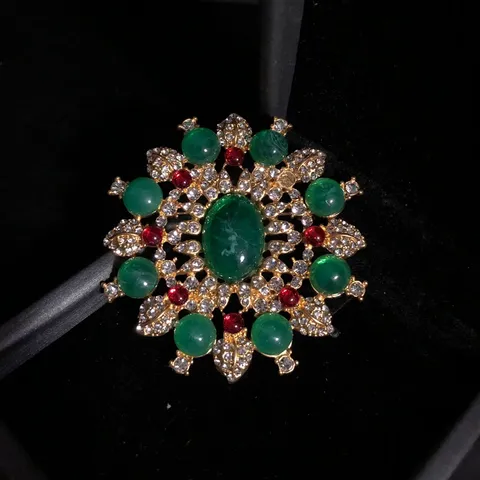 Vintage Baroque Gold Plated Hollow Rhinestone Green Resin Flower Brooch Pin For Women Fashion Banquet Jewelry Gift