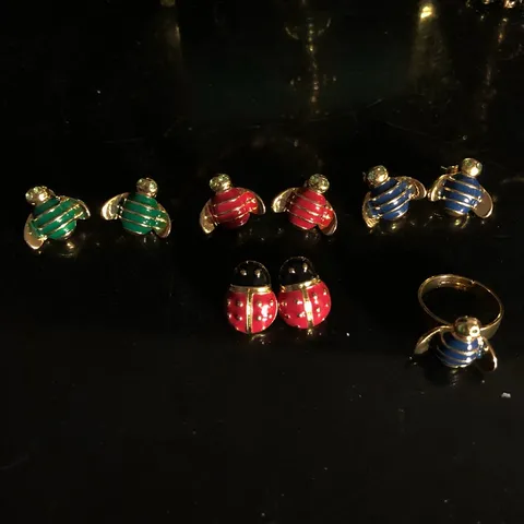 Juego de Joyas de Abeja y Mariquita de Esmalte Aleación Chapada en Oro Lindo Collar Pulsera Pendientes de Botón Anillo para Mujeres