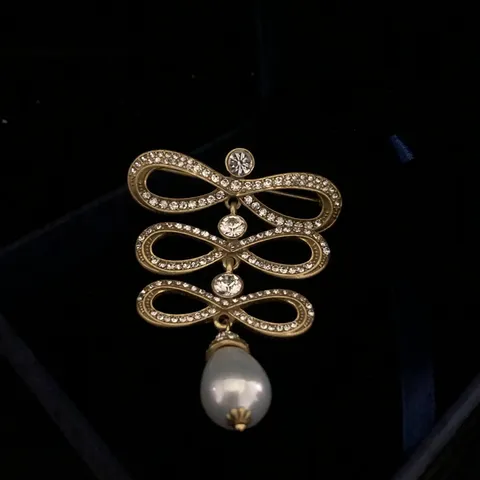 Vintage Palace Style Bow Rhinestone Brooch Elegant Artificial Pearl Drop Pin Retro Fashion Jewelry For Women
