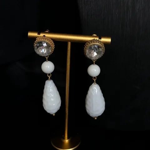 Retro Hofstil Weißes Glas Pendant Quaste Halskette Ohrringe Set Vergoldet Legierung Elegantes Schmuckgeschenk für Damen